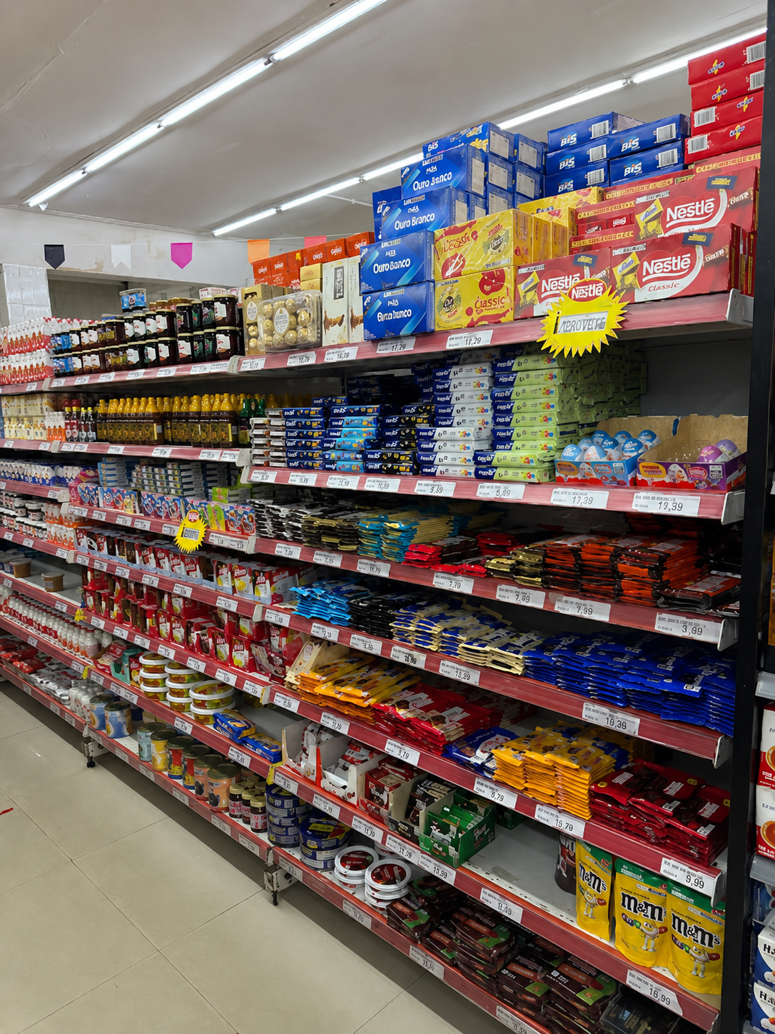 Clientes comprando em ambiente acolhedor do supermercado